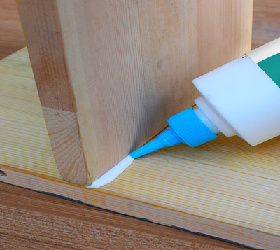 我是一個初學木工的學徒,請問粘接木家俱用什么膠好?